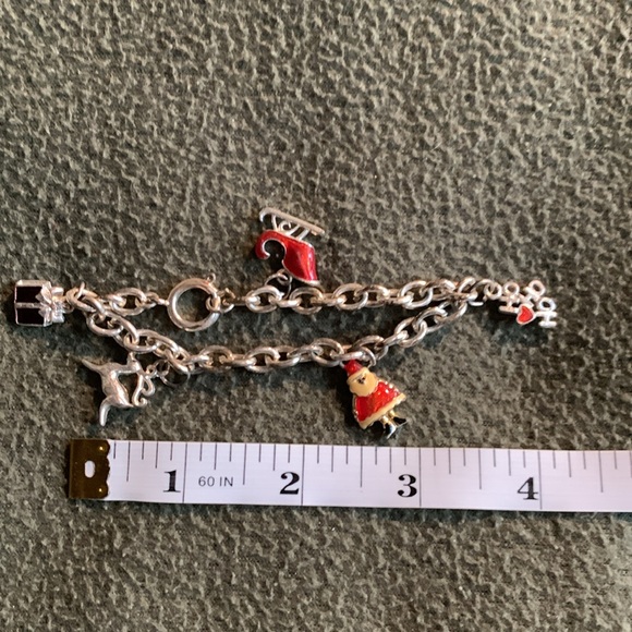 Cute lot of Christmas jewelry. 3 bracelets, 6 brooches, 6 earrings.Various sizes - Picture 3 of 8